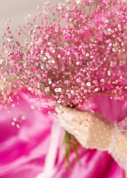 groot boeket van roze en witte gypsophila bloemen in vrouwelijke handen.