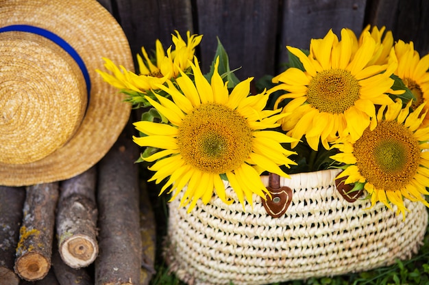 Groot boeket zonnebloemen in een strozak