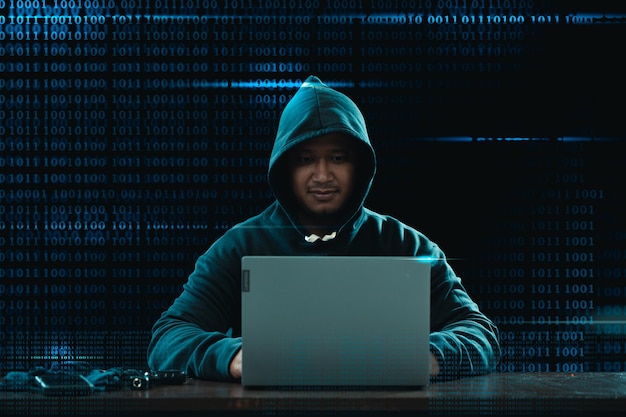 Groot concept voor diefstal van financiële gegevens Een jonge hacker hackt sterk beveiligde financiële gegevens via een computer