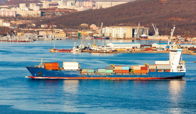 Groot containerschip in de haven