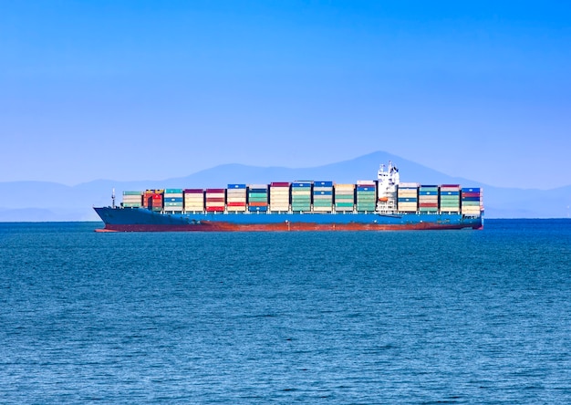 Groot containerschip op blauwe zee