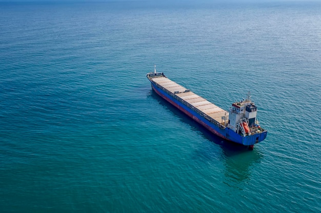 Groot containerschip op zee Bovenaanzicht vanuit de lucht van containerschip voor vrachtschip import export container zeilen