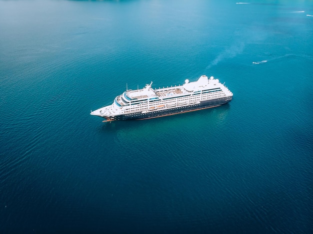 Groot cruiseschip dat over de Andamanzee vaart - luchtfoto. Prachtig zeelandschap