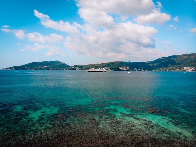 Groot cruiseschip dat over de Andamanzee vaart - luchtfoto. Prachtig zeelandschap