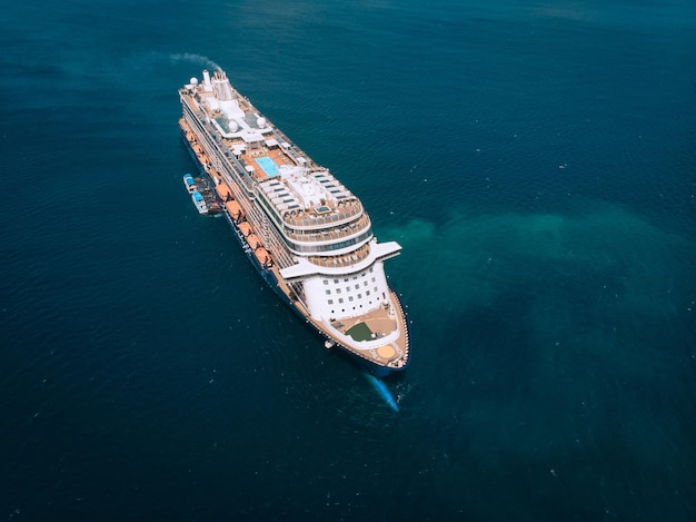 Groot cruiseschip dat over de Andamanzee vaart - luchtfoto. Prachtig zeelandschap