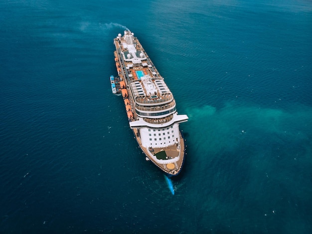 Groot cruiseschip dat over de Andamanzee vaart - luchtfoto. Prachtig zeelandschap