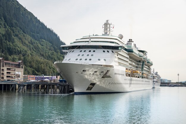 groot cruiseschip in de pier van Alaska