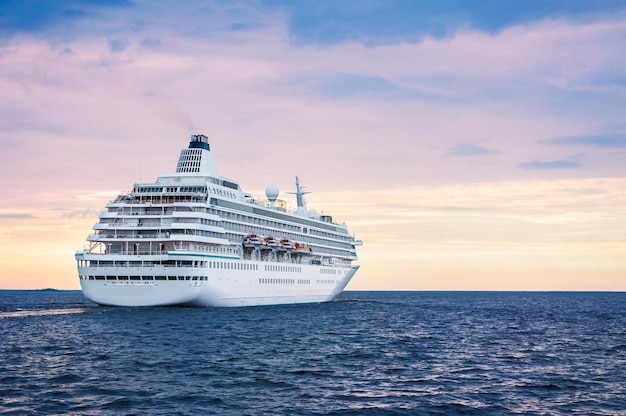 Groot cruiseschip in de zee bij zonsondergang. Prachtig zeegezicht