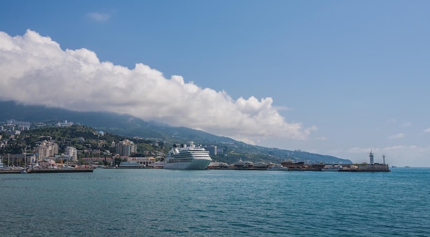 Groot cruiseschip in Jalta, Oekraïne