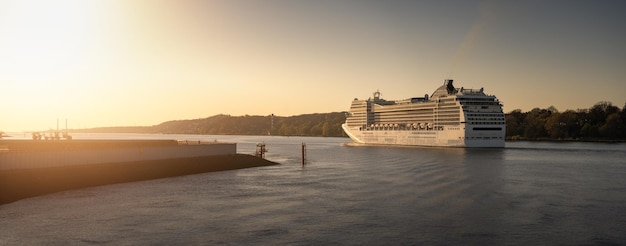 Groot cruiseschip verlaat de haven van Hamburg