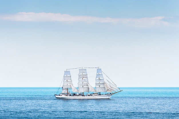 Groot driemaster zeilschip op zee