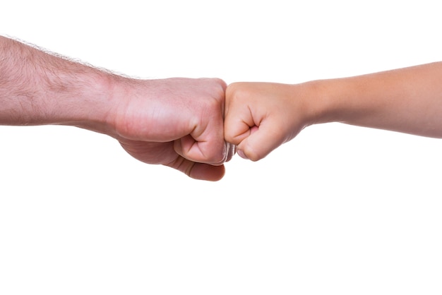 Groot en klein. Close-up van vuisten van volwassenen en kinderen samen en geïsoleerd op wit