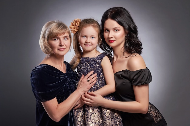 Groot familieportret van vrouwen, gelukkig gezin