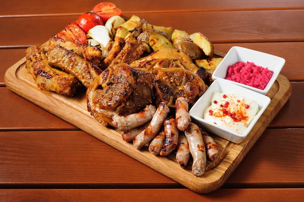 Groot gegrild vlees en groenten bord