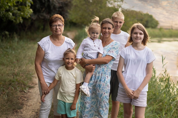 Foto groot gezin met kinderen in de natuur