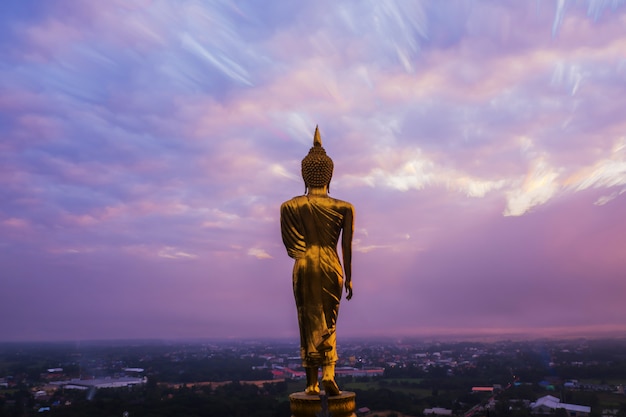 Groot gouden Boeddhabeeld