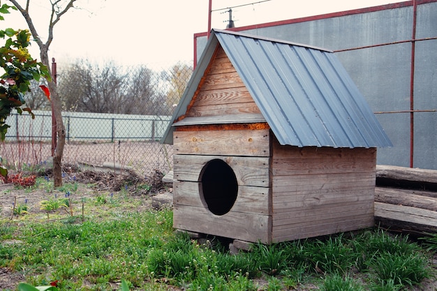 Foto groot houten hondenhok