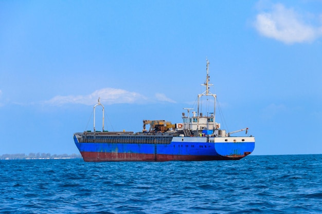 Groot industrieel schip dat in de Indische Oceaan vaart nabij Zanzibar Tanzania