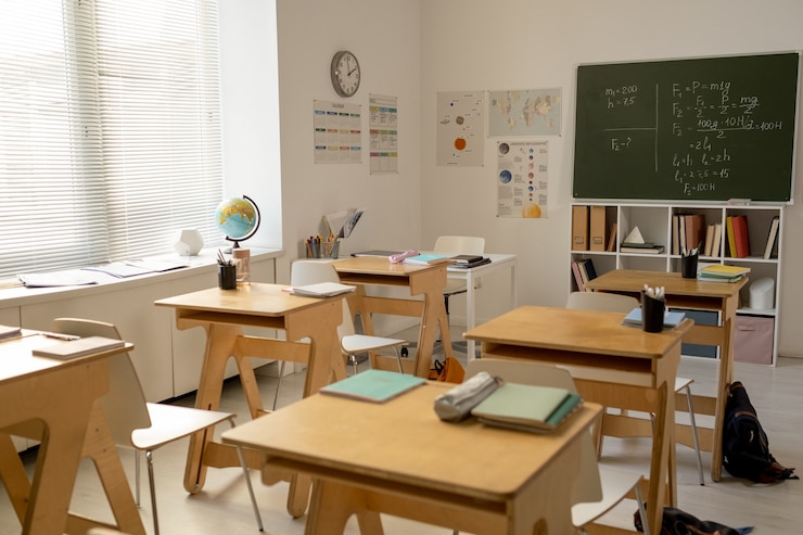 Foto groot klaslokaal in moderne school met rijen bureaus