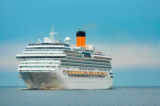 Groot koninklijk cruiseschip onderweg. Reis- en kuuroorddiensten