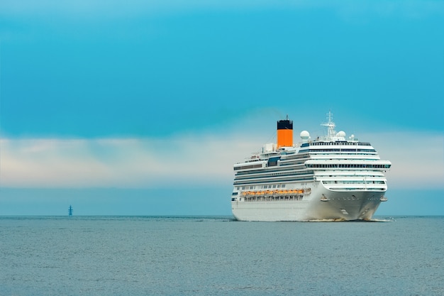 Groot koninklijk cruiseschip onderweg. Reis- en kuuroorddiensten