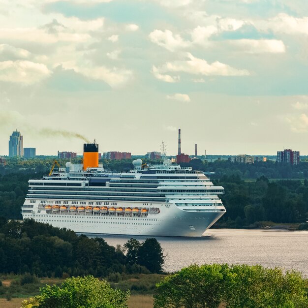 Groot koninklijk cruiseschip onderweg. Reis- en spadiensten