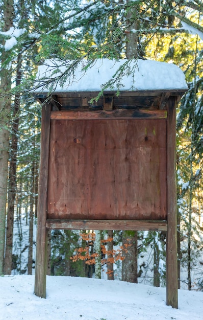 Groot leeg houten reclamebord in de winterberglandschap