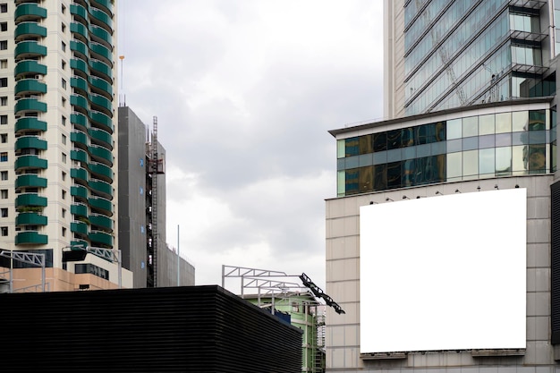 Groot leeg reclamebord op een straatmuurbanners met ruimte om uw eigen tekst toe te voegen