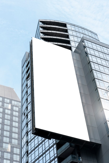 Groot modelaanplakbord op een stadsgebouw