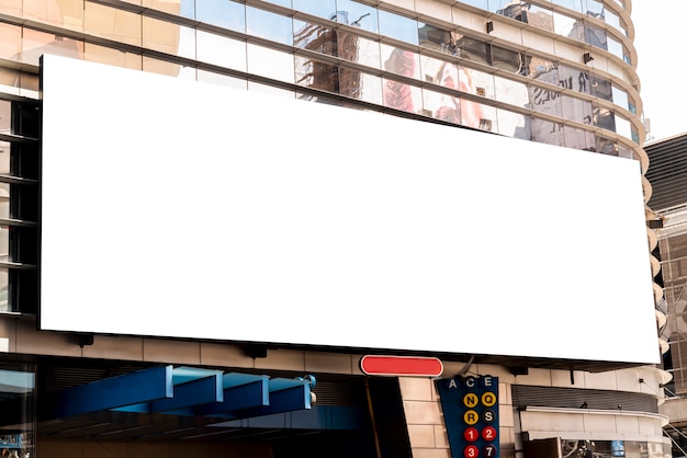 Foto groot modelaanplakbord op een stadsgebouw