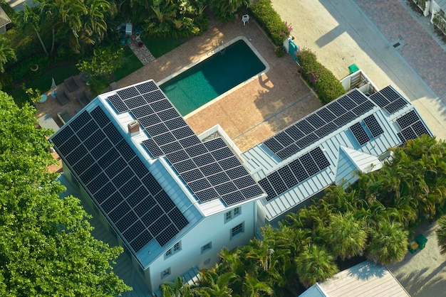 Groot nieuw woonhuis in de VS met dak bedekt met fotovoltaïsche zonnepanelen voor de productie van schone ecologische elektrische energie in landelijk gebied in de voorsteden Concept van autonoom huis