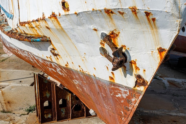 Groot oud ijzer roestend schip in droogdok, close-up