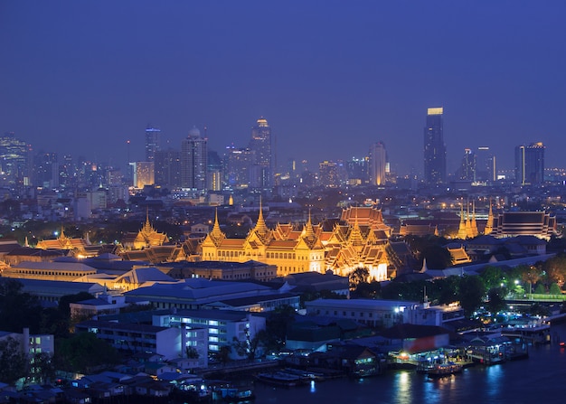 Groot Paleis bij schemering Bangkok, Thailand