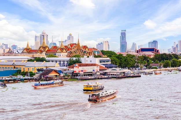 Groot paleis, Wat phra kaew en chao phraya-rivier met blauwe hemelachtergrond, Bangkok, Thailand