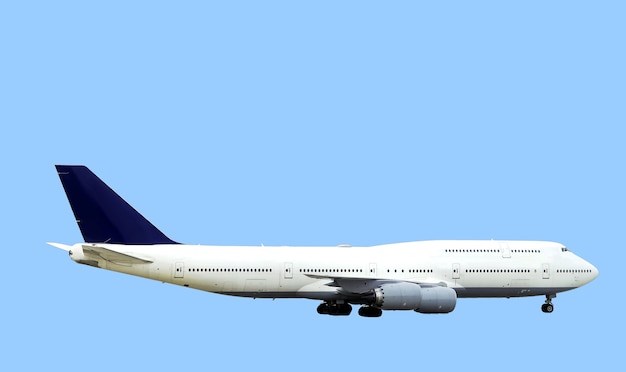 Groot passagiersvliegtuig dat op blauwe achtergrond wordt geïsoleerd.
