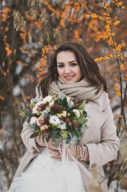 Groot portret van de bruid met een boeket winterse bucktakken