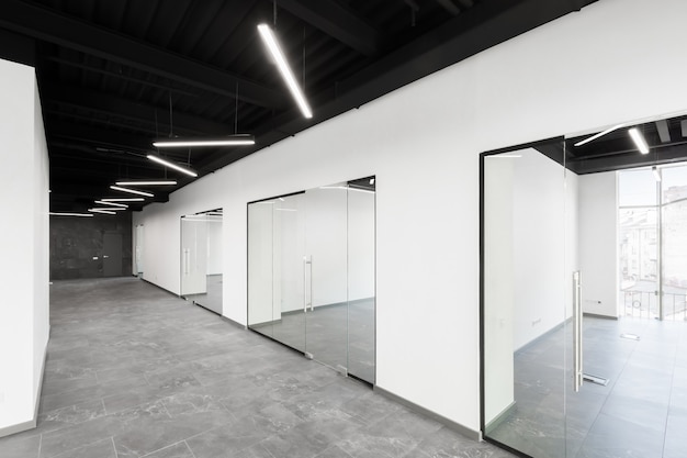 Groot ruim kantoorcentrum met panoramische ramen en ongemeubileerde glazen deuren