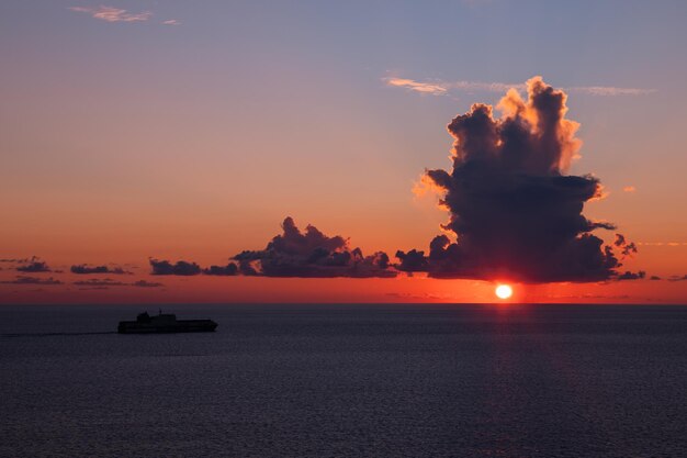 Groot schip op zonsondergang in de zee