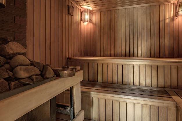 Groot standaard design klassiek houten Russisch sauna-interieur met hete stenen