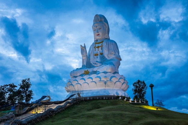 Groot standbeeld van Kuan Yin in de Huai Pla Kang Tempel Chiang Rai Thailand