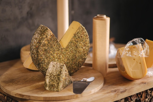 Groot stuk kaas op een houten bord
