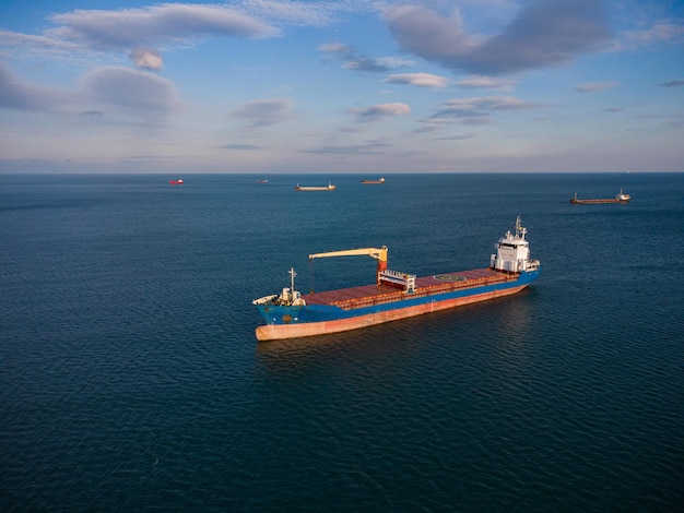 Groot stukgoederenschip Luchtfoto van boven naar beneden