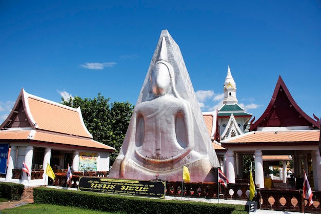 Groot symbool boeddha amuletten talisman voor thaise mensen buitenlandse reizigers reizen bezoek respect bidden en zegenen heilige mythe aanbidding in wat nang phaya tempel op 28 oktober 2022 in phitsanulok thailand