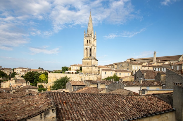 Groot uitzicht stad en kerk Saint Emilion dorp Gironde Aquitaine Frankrijk