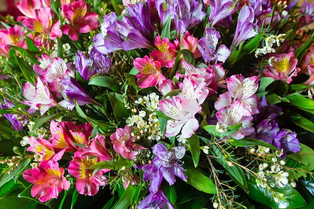 Groot veelkleurig alstroemeria (magenta - roze - rood) prachtig zomers bloemenboeket