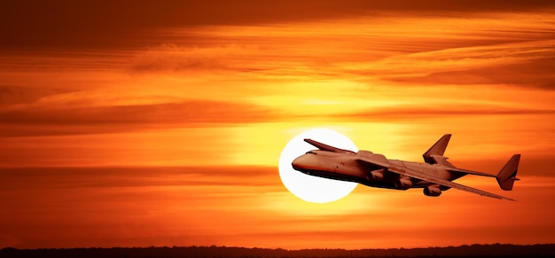 Groot vliegtuig op de achtergrond van de zonsondergang