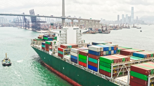 Foto groot vrachtschip dat verzendingscontainer aankomt die de haven van hong kong aankomt