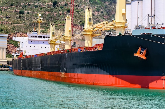 Groot vrachtschip in de haven van de stad Barcelona, goederen laden. Spanje.