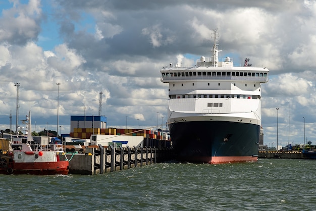 Groot vrachtschip of cruiseschip laden in de haven.
