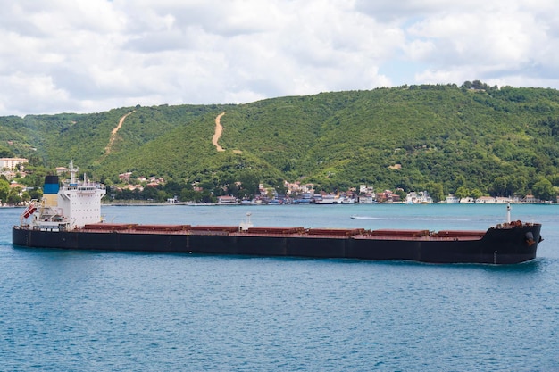 Groot vrachtschip op zonnige dag